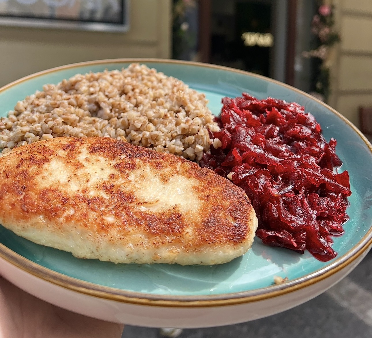 Polední menu v Bistro Sugar — kuřecí karbanátek s pohankou a červenou řepou